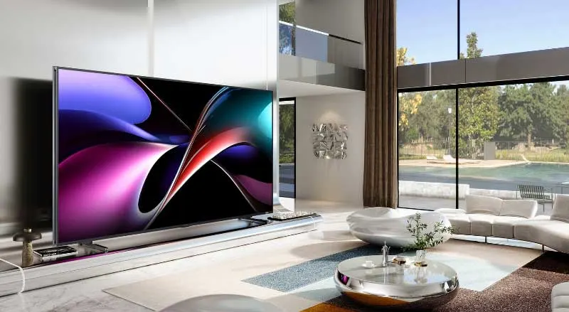 Un immense téléviseur à écran plat affiche des visuels abstraits colorés dans un salon lumineux au style luxueux.