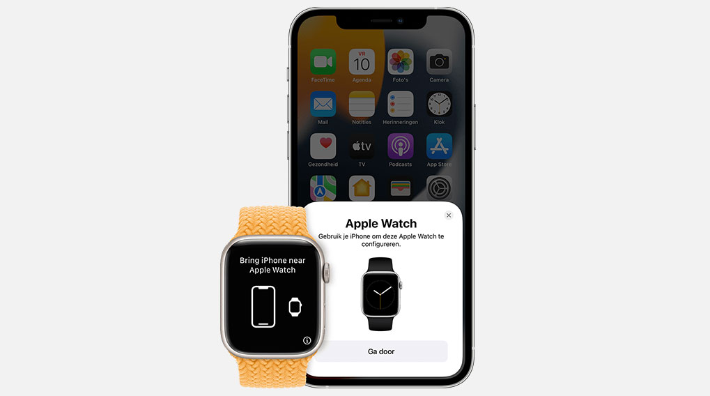 Een Apple Watch met oranje band en een iPhone met een Apple Watch notificatie tegen een witte achtergrond.