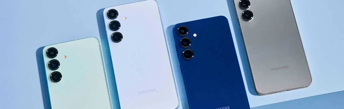 Quatre smartphones aux couleurs variées sont posés côte à côte, montrant leur dos avec trois objectifs chacun sur fond bleu.