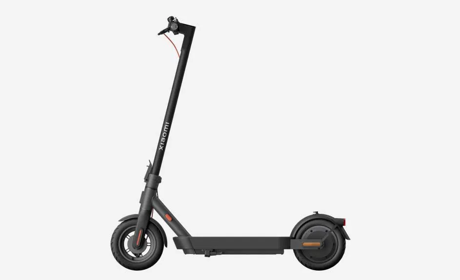 Une trottinette électrique noire avec le logo "Xiaomi" est représentée sur un fond blanc uni.