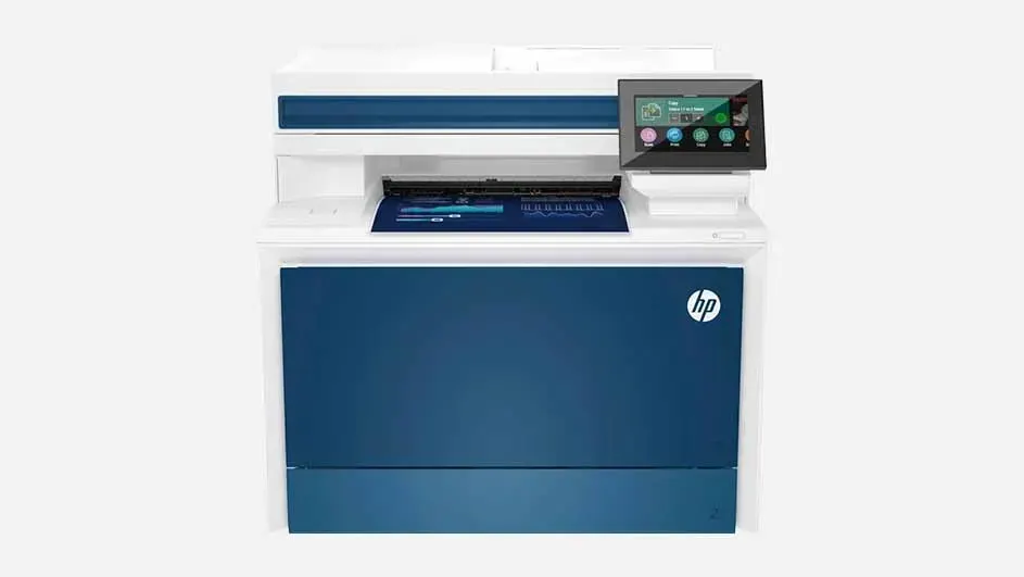 Une imprimante multifonction HP blanche et bleue avec écran tactile de commande et logo HP visible sur le devant.