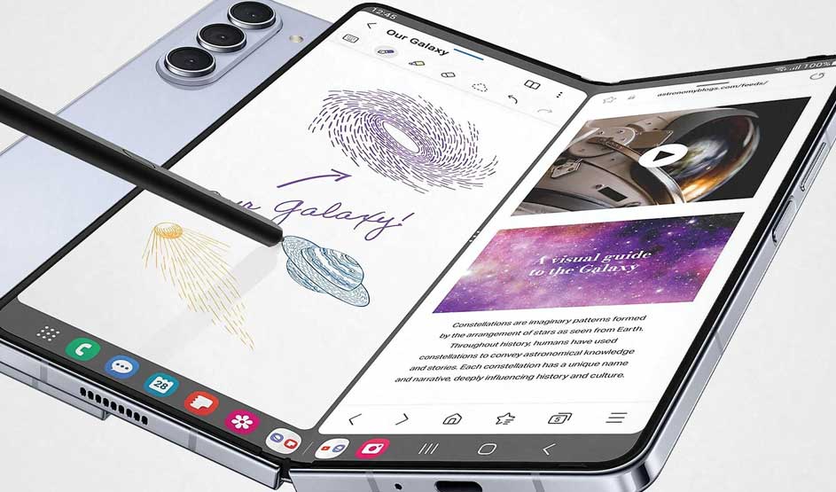 Een openvouwbare smartphone toont notities en beelden, met stylus in beeld en camera’s zichtbaar op de achterzijde.