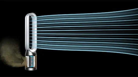 Een zilveren ventilator blaast koele, blauwe lucht horizontaal tegen een zwarte achtergrond. Onderaan wordt lucht aangezogen.