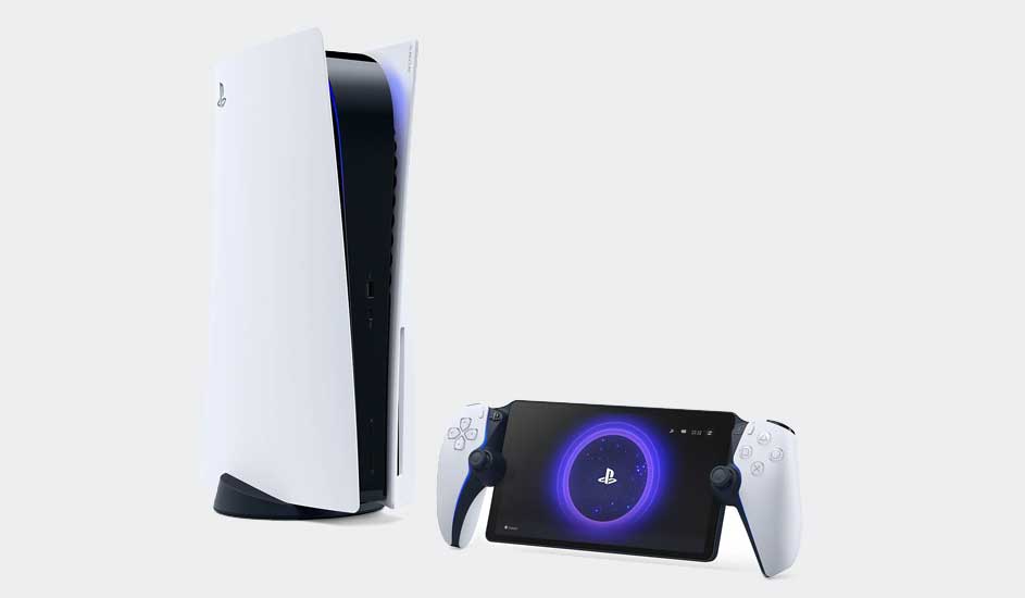 Een witte PlayStation 5-console staat naast een draagbaar apparaat met controllers aan beide kanten.