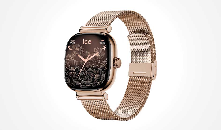 Une élégante montre connectée rose doré, avec bracelet milanais, affiche un cadran floral sur un fond clair.