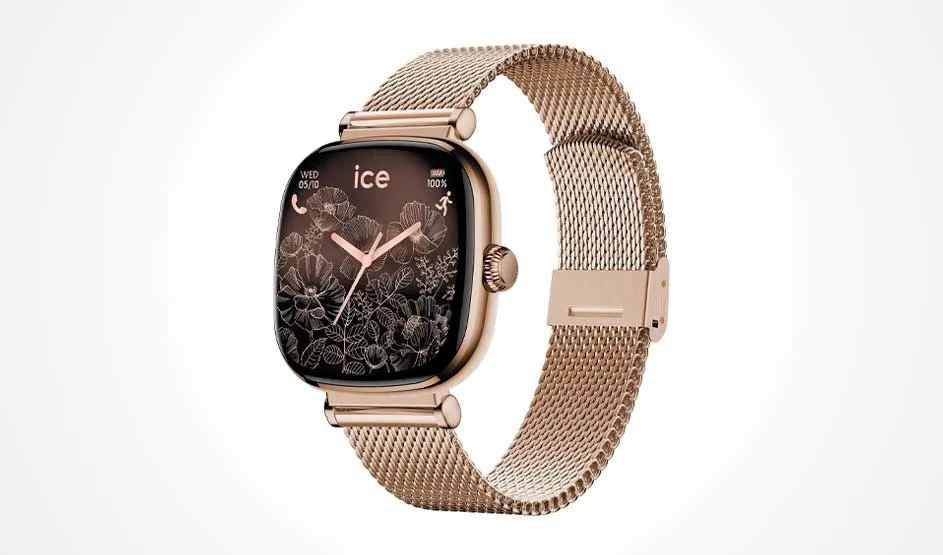 Een elegante roségouden smartwatch met metalen meshband toont een bloemig wijzerplaatdesign op een lichte achtergrond.