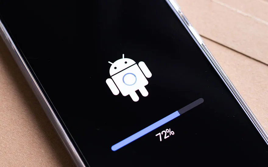 Écran noir de smartphone montrant le logo Android blanc et une barre de progression bleue à 72 %.