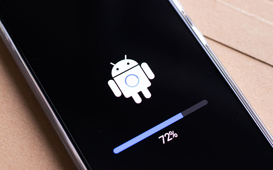 Een zwart smartphonescherm toont een wit Android-logo en een blauwe voortgangsbalk van 72% tijdens een update.