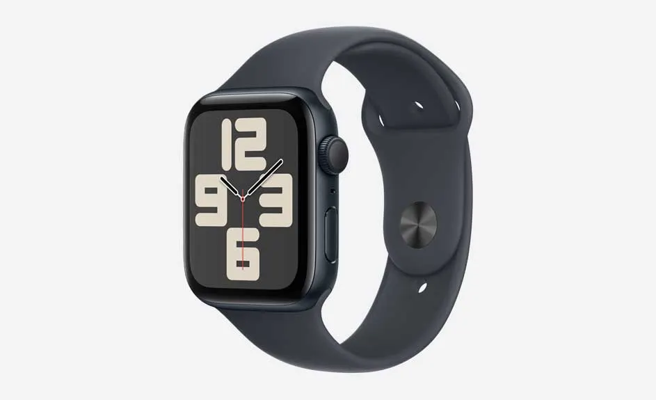 Une montre intelligente bleu marine avec un écran affichant un cadran d'horloge sur un fond blanc.