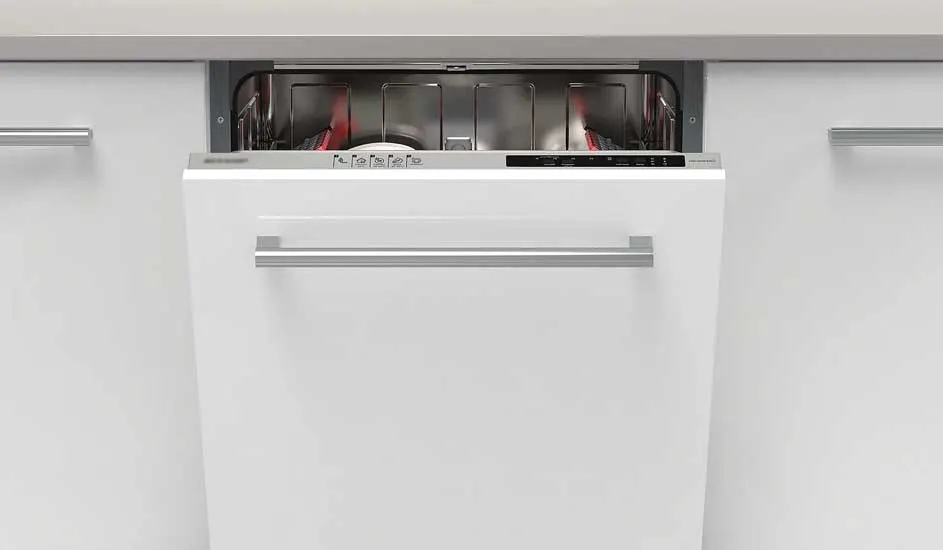 Een witte vaatwasser met een zilveren handgreep, geïntegreerd in een witte keukenkast. De deur is open.