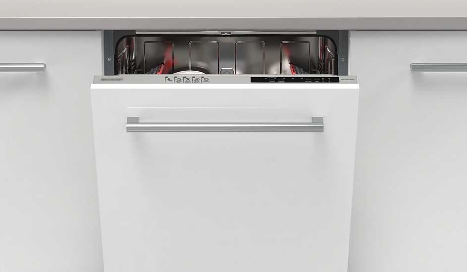 Un lave-vaisselle blanc intégré avec une poignée argentée est partiellement ouvert, révélant des supports métalliques à l'intérieur.