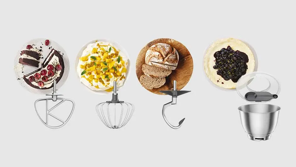 Quatre accessoires de mixeur avec gâteaux, pain, et un bol en métal sur fond gris clair.