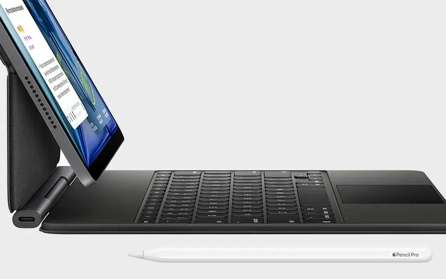 Un iPad est incliné sur une coque-clavier noire, tandis qu’un Apple Pencil Pro blanc est soigneusement posé devant lui.