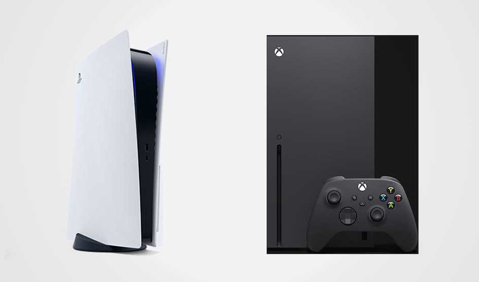 Een witte PlayStation 5 links en een zwarte Xbox Series X met controller rechts op een witte achtergrond.