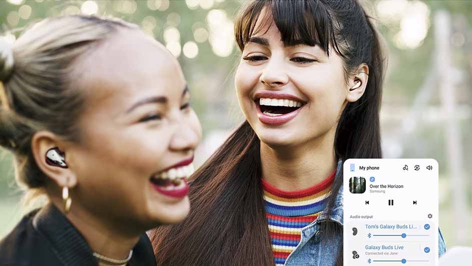 Deux femmes rient, portant des écouteurs noirs. Une interface de téléphone montre des options audio pour "Galaxy Buds Live".