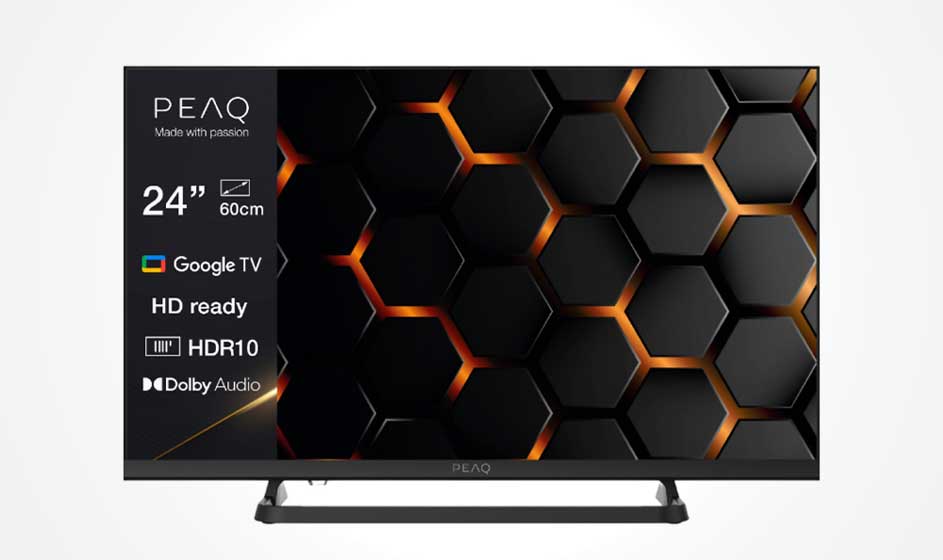 Une TV PEAG Google de 24 pouces repose sur un pied noir, avec HD ready, HDR10, Dolby Audio et une image sombre en nid d’abeille.