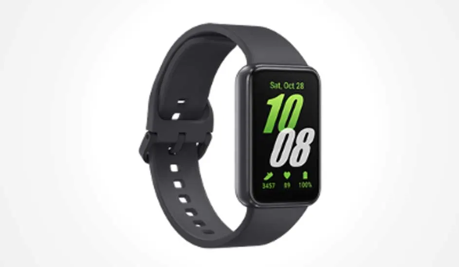 Une montre connectée Samsung noire rectangulaire affiche l’heure, les pas, le rythme cardiaque et la batterie sur l’écran.