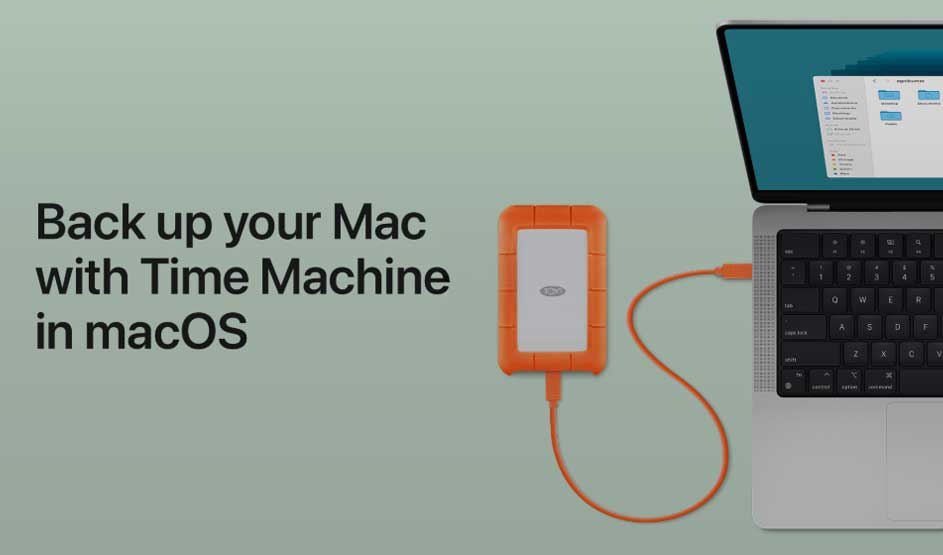 Apple MacBook met oranje LaCie externe harde schijf aangesloten, scherm toont Finder, tekst over Time Machine-back-ups zichtbaar.