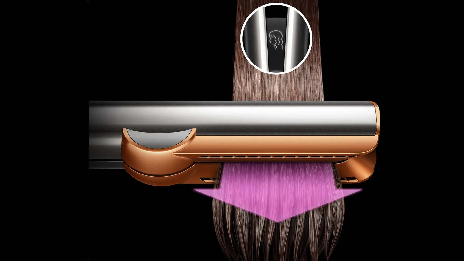 Lisseur gris et or coiffant des cheveux bruns sur fond noir. Un effet lumineux violet est visible.