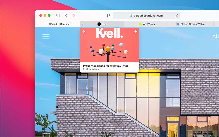 Fenêtre de navigateur affichant le site web de Géraud LeCarduner, avec une fenêtre pop-up Kvell superposée. L'arrière-plan montre une maison moderne.