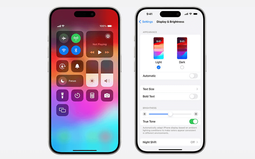 Twee iPhones tonen instellingen. Links: bedieningspaneel met kleurrijk behang. Rechts: scherm 'Weergave en helderheid' met lichte/donkere modus.