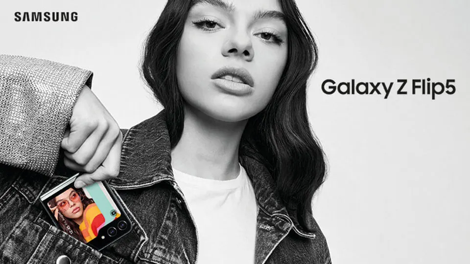 Une femme tient un Galaxy Z Flip5 plié dans la poche de sa veste en jean. Le logo Samsung est visible.