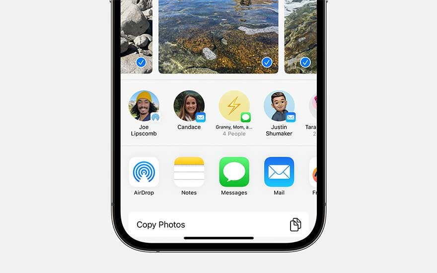 Ecran de smartphone affichant des photos sélectionnées et des options de partage via AirDrop, Notes, Messages et Mail.