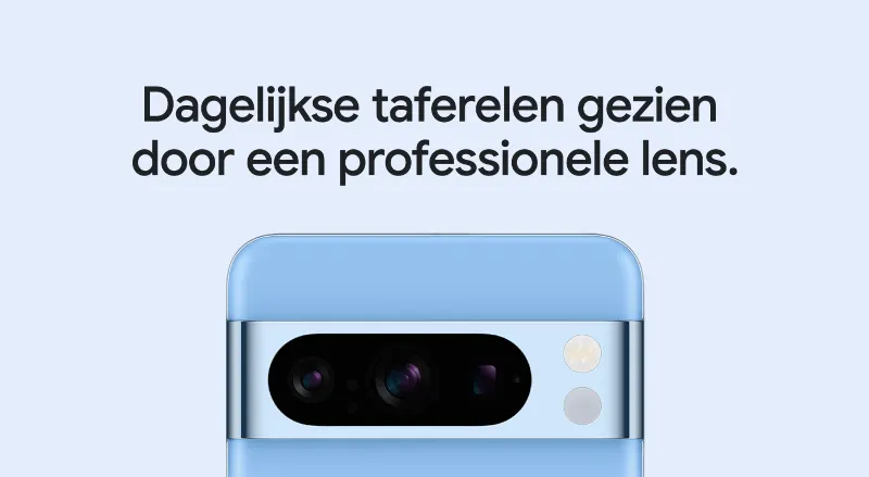 Blauwkleurige smartphone toont een camera-array met drie lenzen en twee sensoren, tegen een lichtblauwe achtergrond.