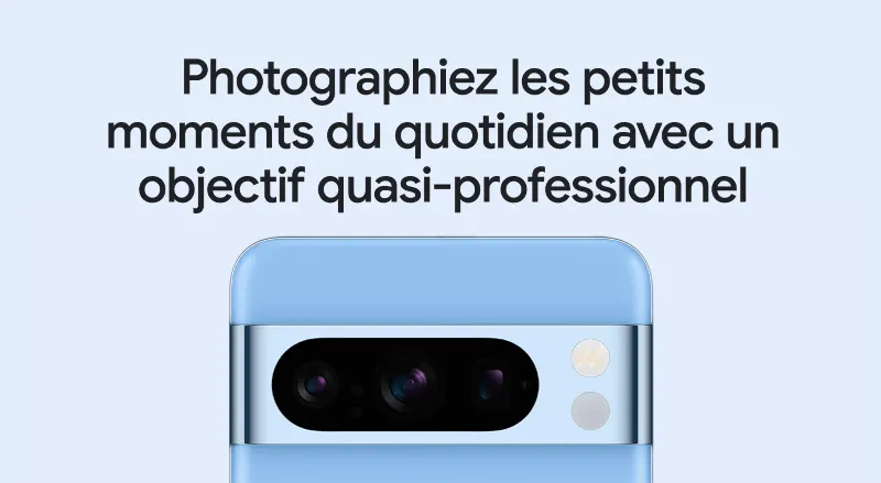 Gros plan d'un smartphone bleu clair avec trois objectifs noirs, deux flashs blancs et un texte noir.