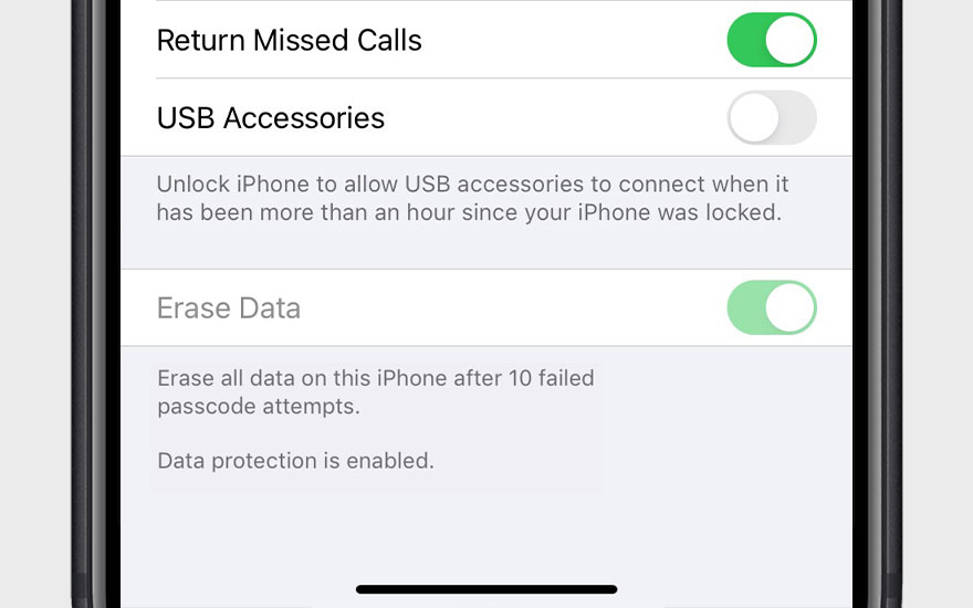 Een iPhone-scherm met instellingen voor 'Gemiste oproepen', 'USB-accessoires' en 'Gegevens wissen', met schakelaars.