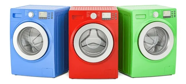 Drie wasmachines in blauw, rood en groen staan naast elkaar op een witte achtergrond.
