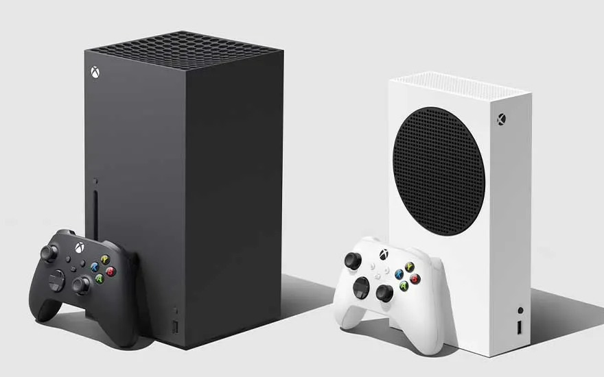 Deux consoles Xbox, une noire et une blanche, avec leurs manettes respectives, sur un fond uni.