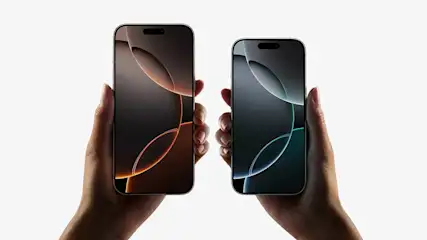 Twee telefoons worden vastgehouden tegen een witte achtergrond, elk met abstracte ontwerpen in oranje en blauw op de schermen.