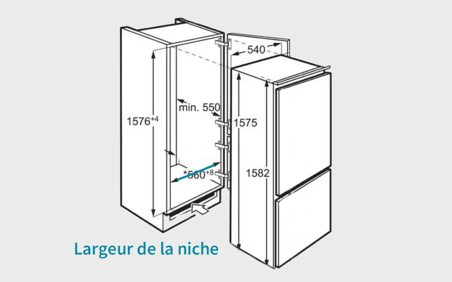 Schéma technique d'un réfrigérateur encastrable avec dimensions. L'unité principale est à gauche, la porte à droite.