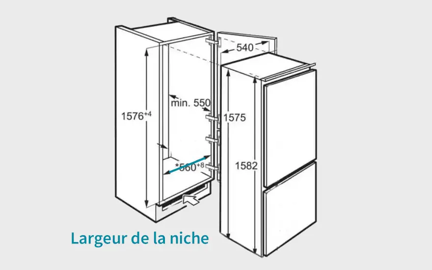 Schéma technique d'un réfrigérateur encastrable avec dimensions. L'unité principale est à gauche, la porte à droite.
