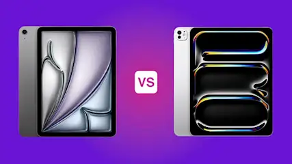 Deux iPad sont comparés côte à côte sur un fond violet et rose, avec un symbole « VS » bien visible entre les modèles.