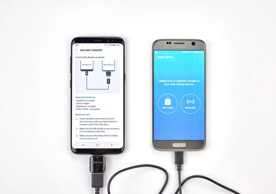 Twee Samsung telefoons, verbonden door een kabel, tonen schermen voor gegevensoverdracht op een witte achtergrond.