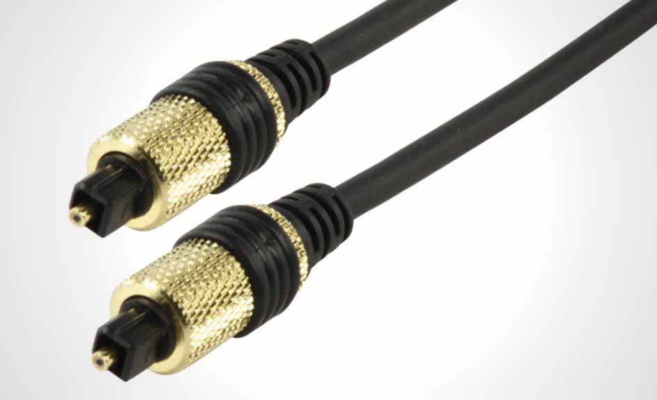 Zwarte kabel met gouden en zwarte connectoren ligt op een witte achtergrond.