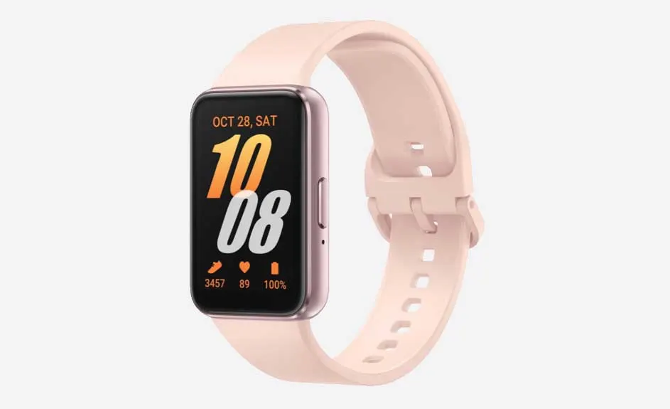 Een roze smartwatch toont de tijd 10:08 en de datum 28 oktober, op een effen witte achtergrond.
