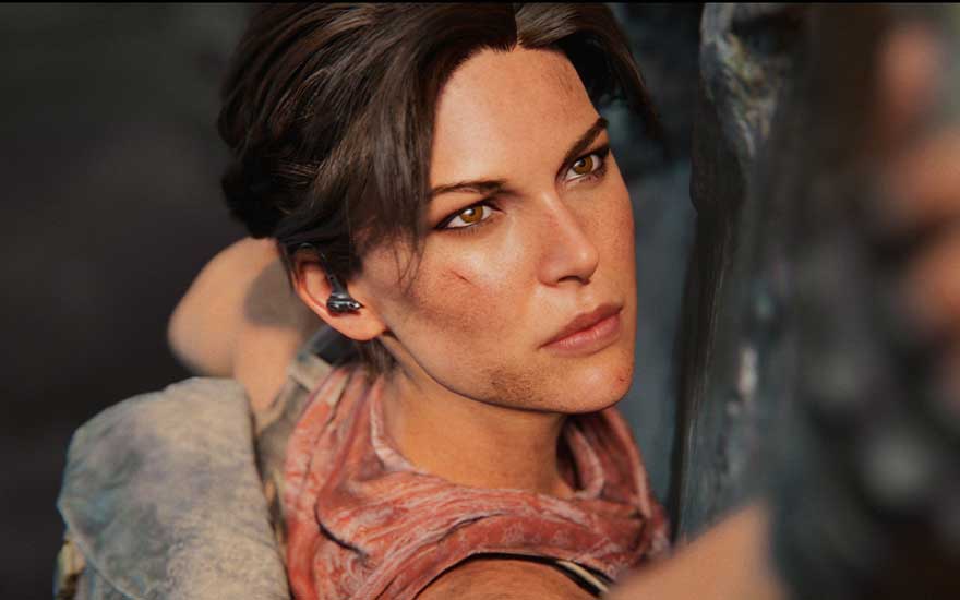 Gros plan sur le visage déterminé et marqué de Lara, accrochée à la falaise, éclairée par une lumière douce et dramatique.