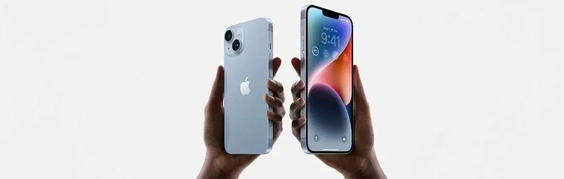 Deux mains tenant des iPhones bleus sur un fond blanc. L'écran de droite affiche 9:41.