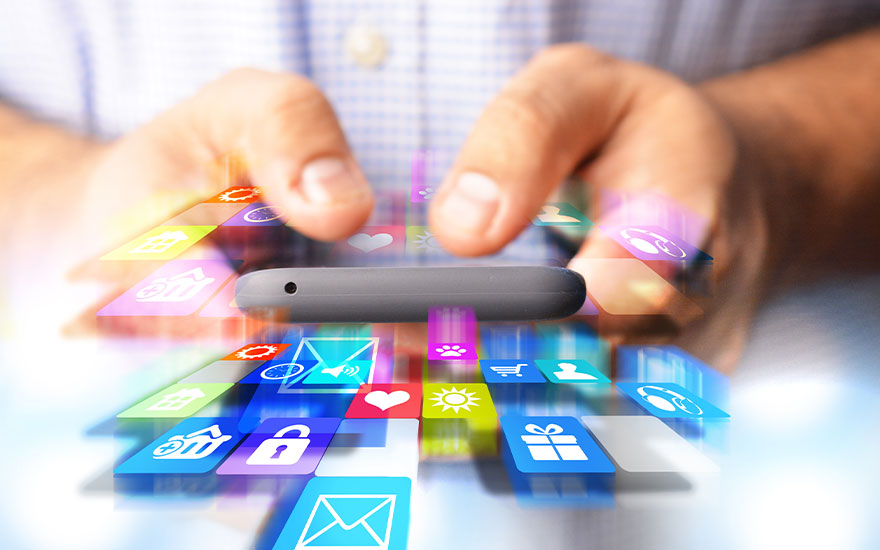 Les mains tapent sur un téléphone, entouré d'icônes d'applications colorées, sur fond de chemise claire.