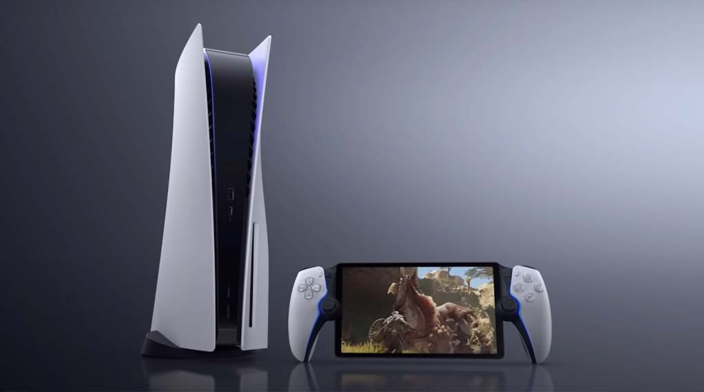 Een PlayStation 5-console staat naast een draagbaar scherm met controllers. De achtergrond is grijs.