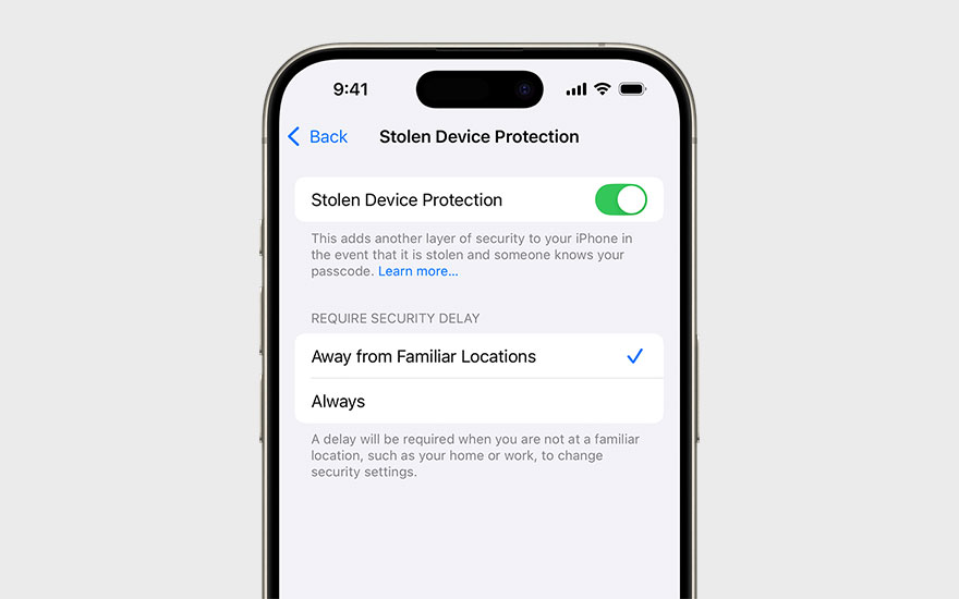 Een iPhone-scherm met 'Stolen Device Protection' ingeschakeld en de optie 'Away from Familiar Locations' geselecteerd.