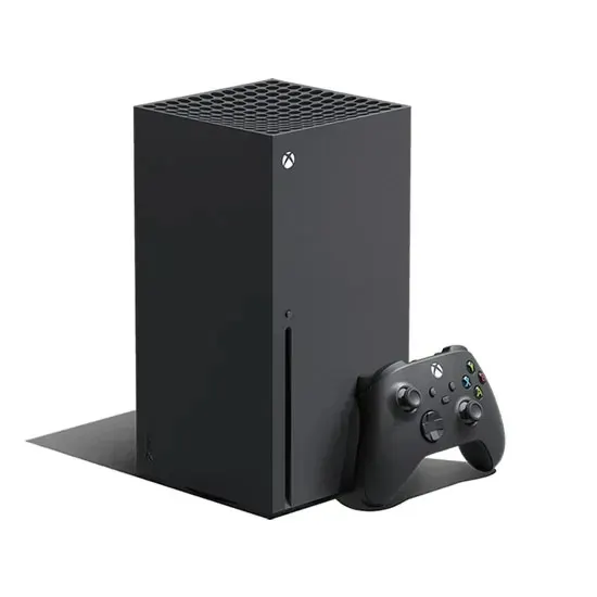 Une console Xbox Series X noire avec une manette sur fond blanc. La console est verticale avec une grille sur le dessus.