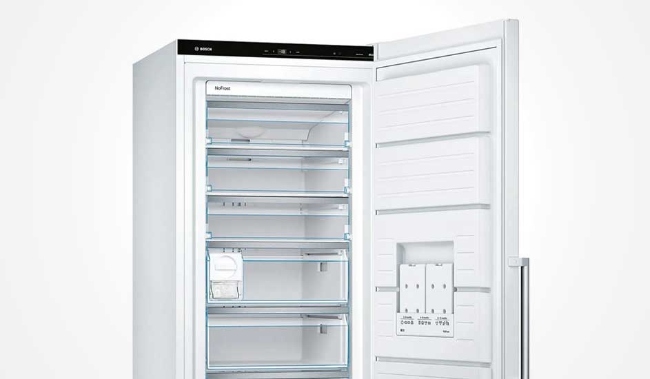 Un congélateur Bosch blanc porte ouverte, sept tiroirs transparents, étiquette NoFrost et bac à glaçons intégré dans la porte.