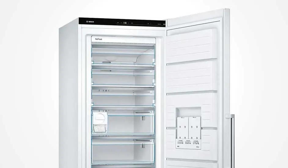 Een witte Bosch vriezer met open deur, zeven transparante lades, NoFrost label en ijsklontjeshouder in de deur.