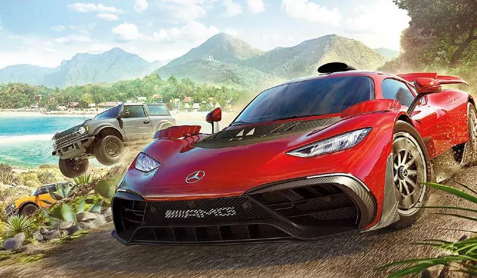 Dit is een videogame. Een rode Mercedes sportwagen racet langs een kust, terwijl een terreinwagen door de lucht springt met bergen op de achtergrond.