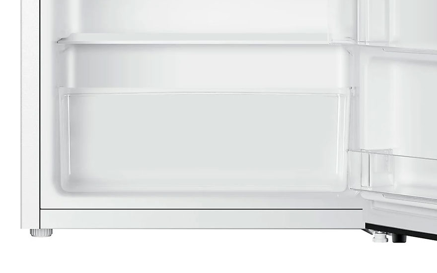 Vue intérieure d'un réfrigérateur blanc avec étagères et bacs de rangement. La porte est partiellement ouverte.