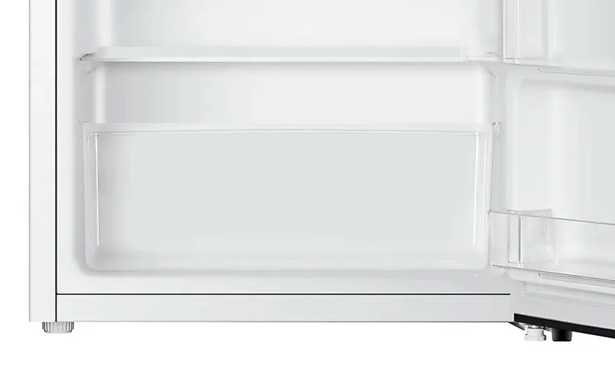 Vue intérieure d'un réfrigérateur blanc avec étagères et bacs de rangement. La porte est partiellement ouverte.